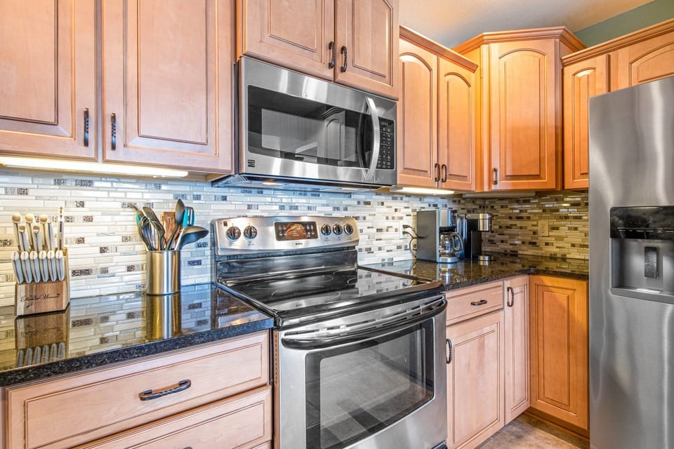 House, Multiple Beds, Pool Access (Jump N Jupiter) | Private kitchen