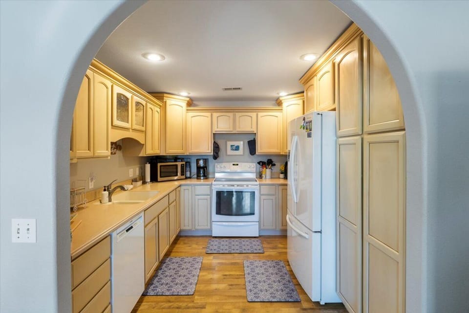 House, Multiple Beds, Hot Tub (Seawall Family Retreat) | Private kitchen