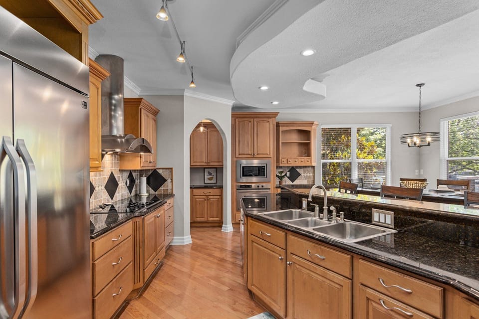 House, Multiple Beds, Patio (Kahokee Trail Lodge) | Private kitchen | Dining tables