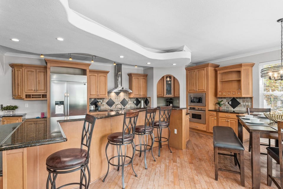 House, Multiple Beds, Patio (Kahokee Trail Lodge) | Private kitchen | Dining tables