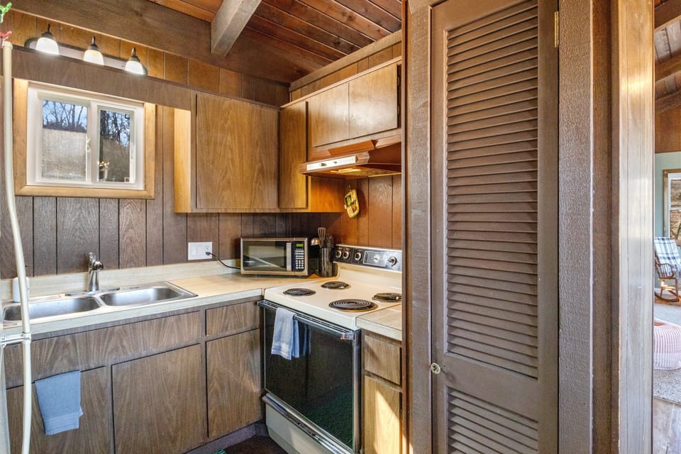 House, Multiple Beds, Patio (Red Trout Cabin) | Private kitchen | Toaster