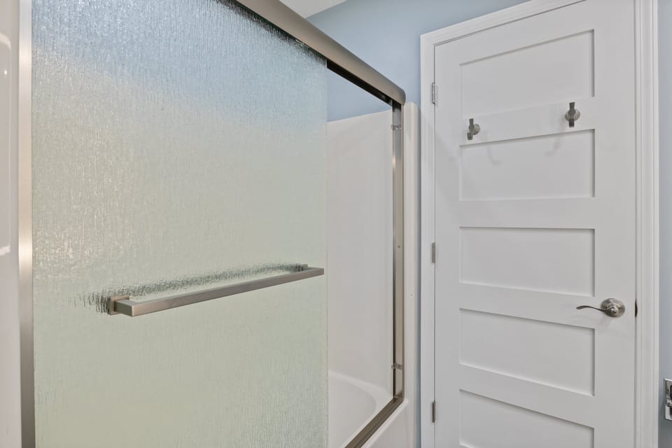 Our Cove Retreat - Perfect for Wave-free Swimming, Tanning & Prime Location Fun! Apartment in Lake of the Ozarks