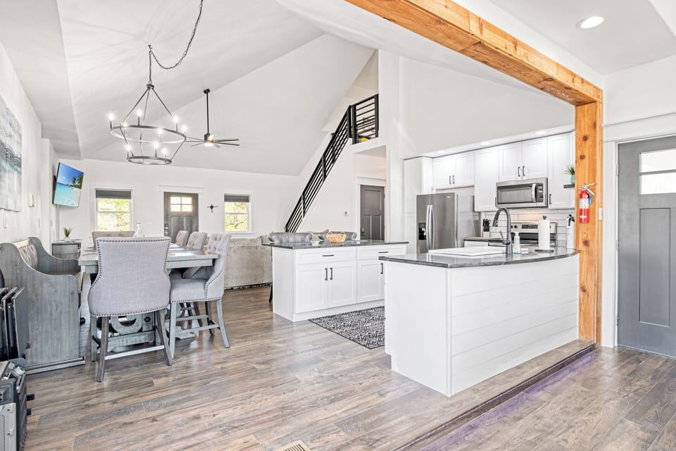 House, Multiple Beds, Hot Tub (The Grandview) | Private kitchen