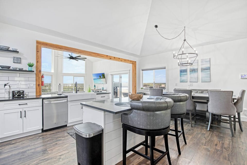 House, Multiple Beds, Hot Tub (The Grandview) | Private kitchen