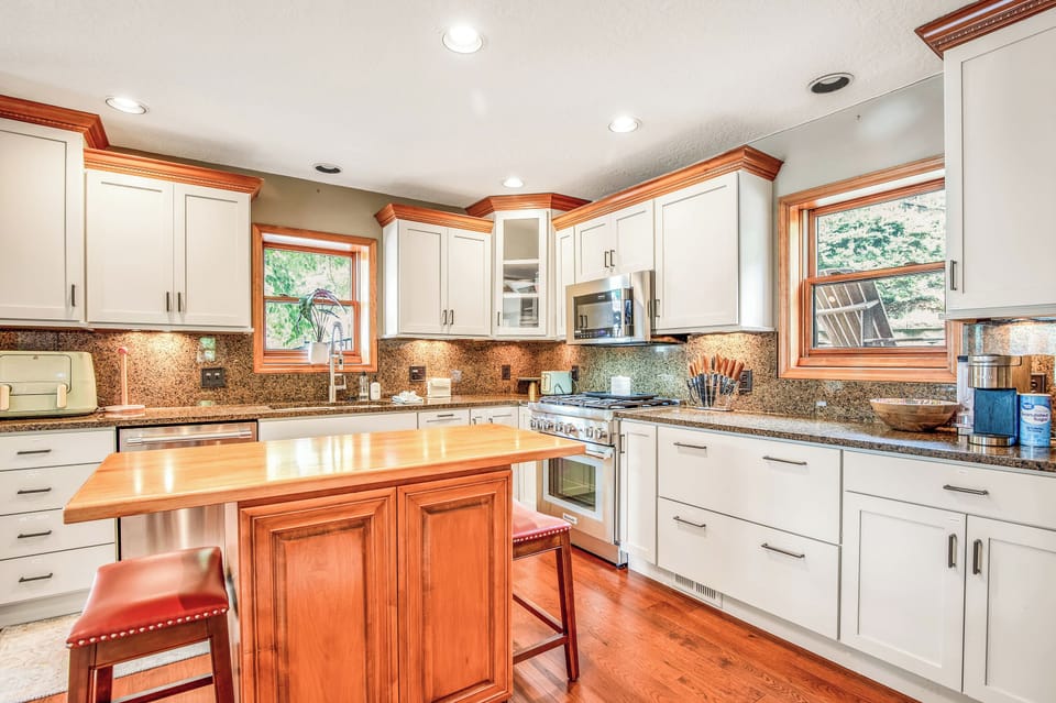 House, Multiple Beds, Patio (Heavenly Hideaway) | Private kitchen