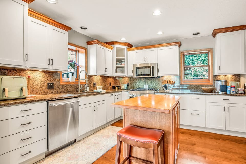 House, Multiple Beds, Patio (Heavenly Hideaway) | Private kitchen