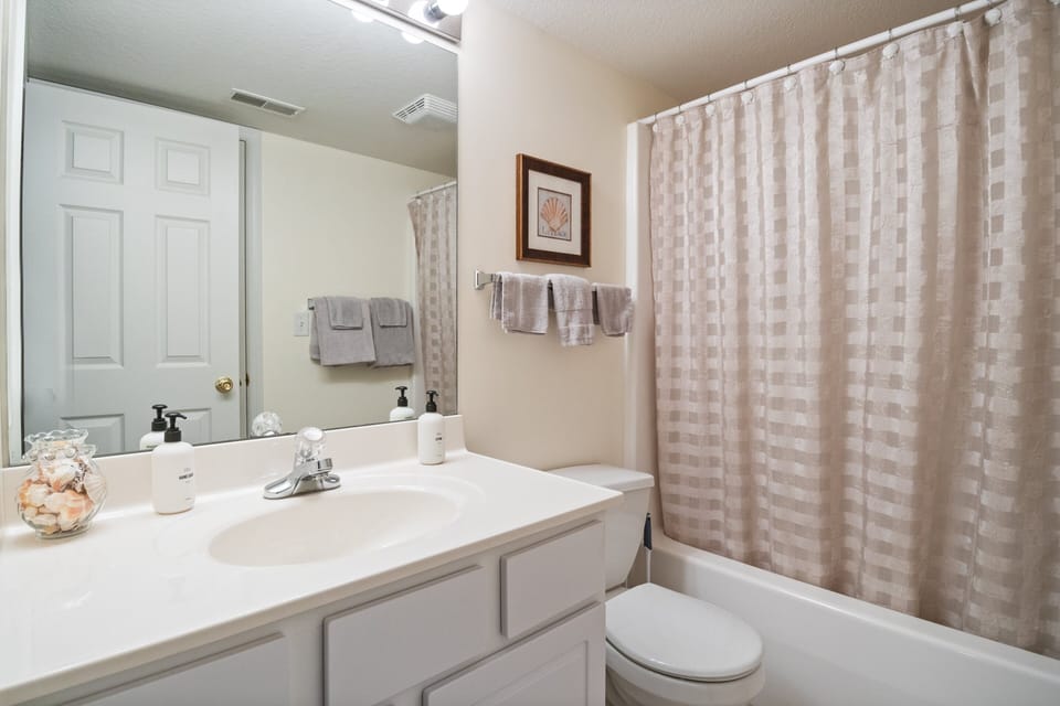 Games, Lake Views, Ease of Access to Unit & Attractions, Family-friendly, Outdoor Comfort Apartment in Village Four Seasons