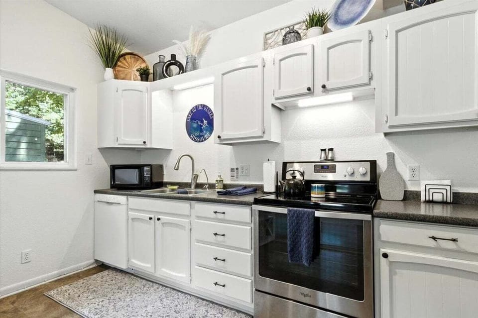 House, Multiple Beds, Patio (Chimney Cove Hideaway) | Private kitchen