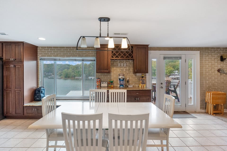 House, Multiple Beds, Patio (Lake Life) | 6 bedrooms, individually decorated, individually furnished, bed sheets
