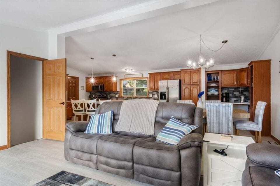 House, Multiple Beds, Patio (Ripple Cove Hideaway) | Living area