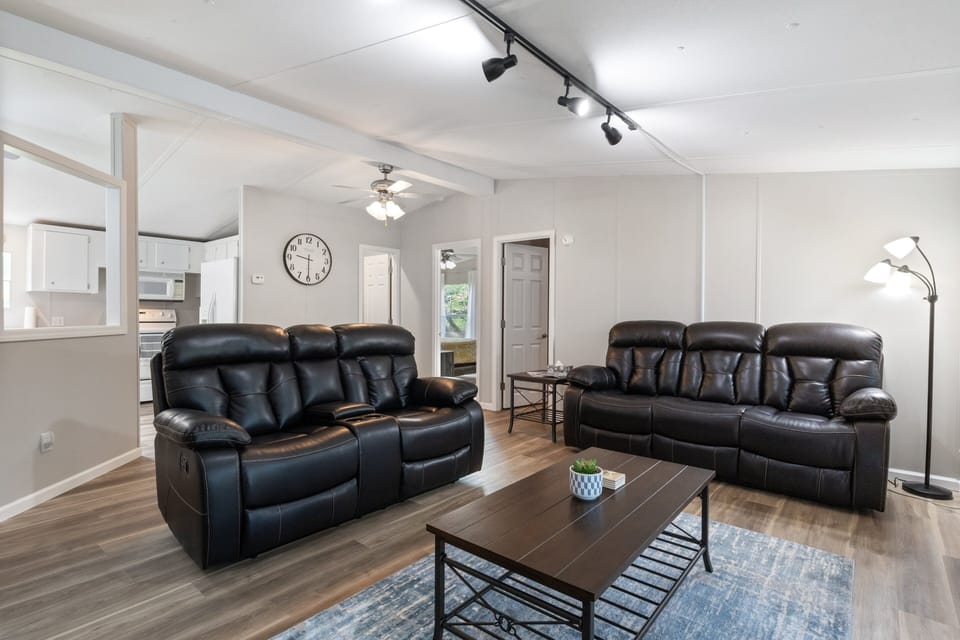 House, Multiple Beds, Hot Tub (The Great Escape) | Living area