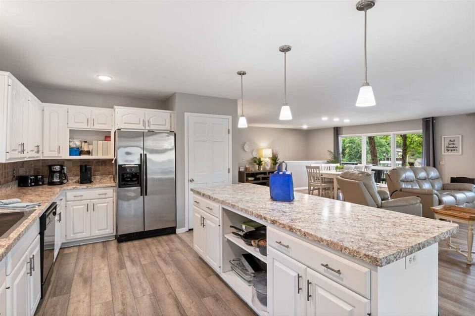 House, Multiple Beds, Hot Tub (Lakeview Haven) | Private kitchen