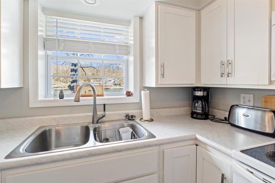House, Multiple Beds, Patio (Family Ties) | Private kitchen