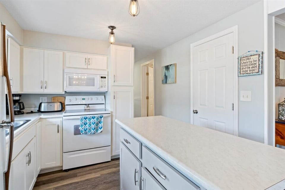 House, Multiple Beds, Patio (Family Ties) | Private kitchen