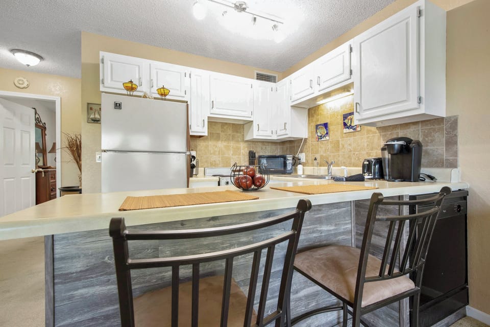 Condo, 1 Queen Bed with Sofa bed, Patio (AJ's Pura Vida) | Private kitchen | Toaster
