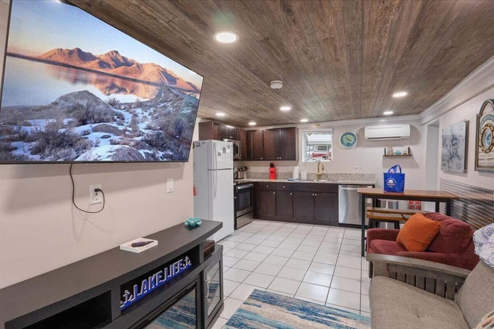 House, Multiple Beds, Hot Tub (Hawk's Landing) | Living area