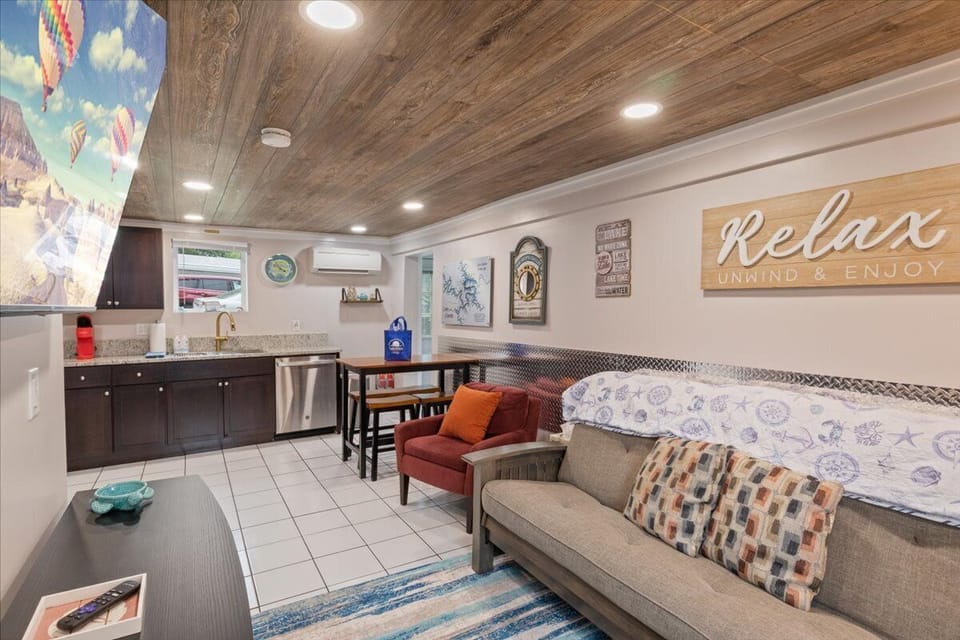 House, Multiple Beds, Hot Tub (Hawk's Landing) | Living area