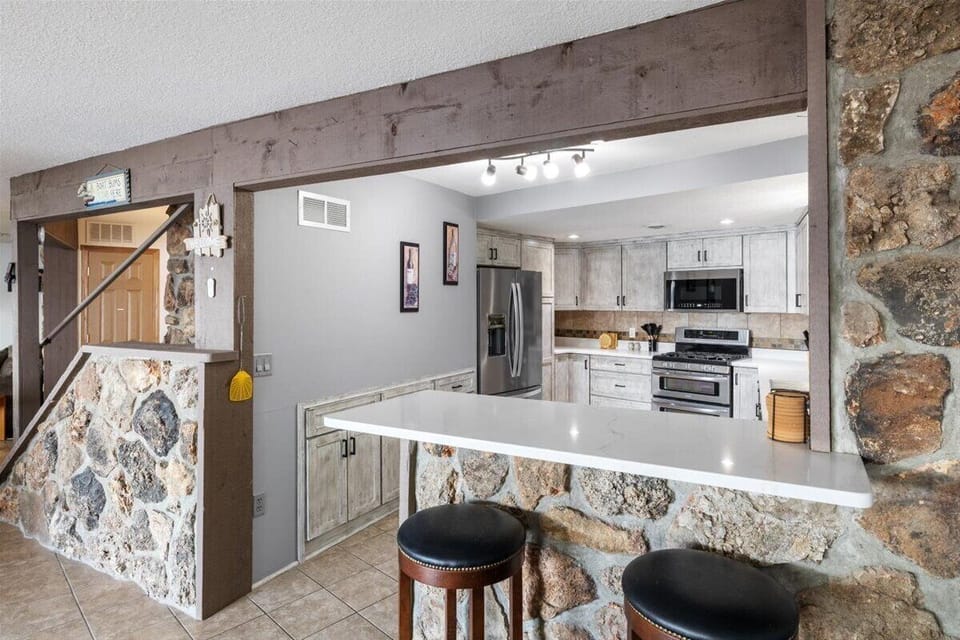 House, Multiple Beds, Hot Tub (Sunrise Retreat) | Private kitchen
