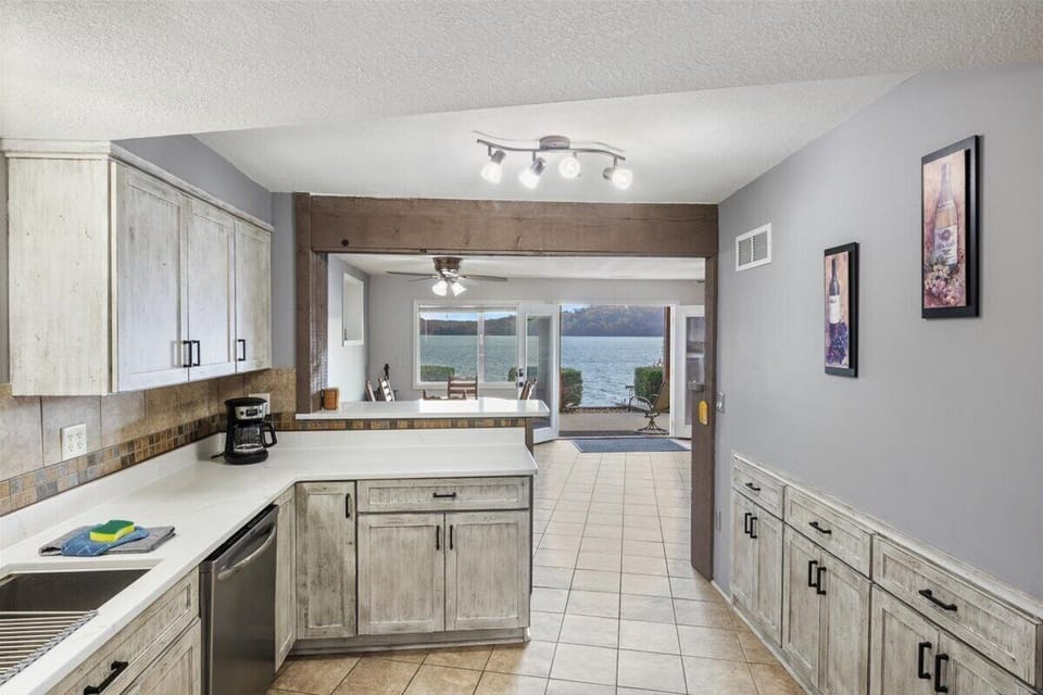 House, Multiple Beds, Hot Tub (Sunrise Retreat) | Private kitchen