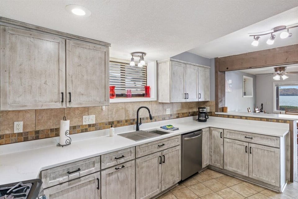 House, Multiple Beds, Hot Tub (Sunrise Retreat) | Private kitchen