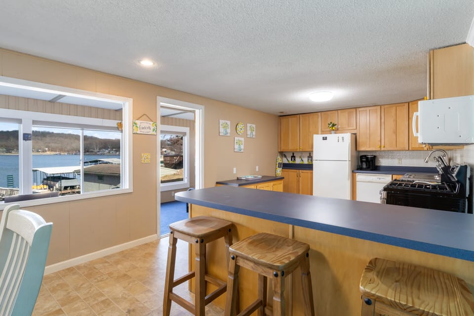House, Multiple Beds, Patio (Dock Holiday) | Private kitchen