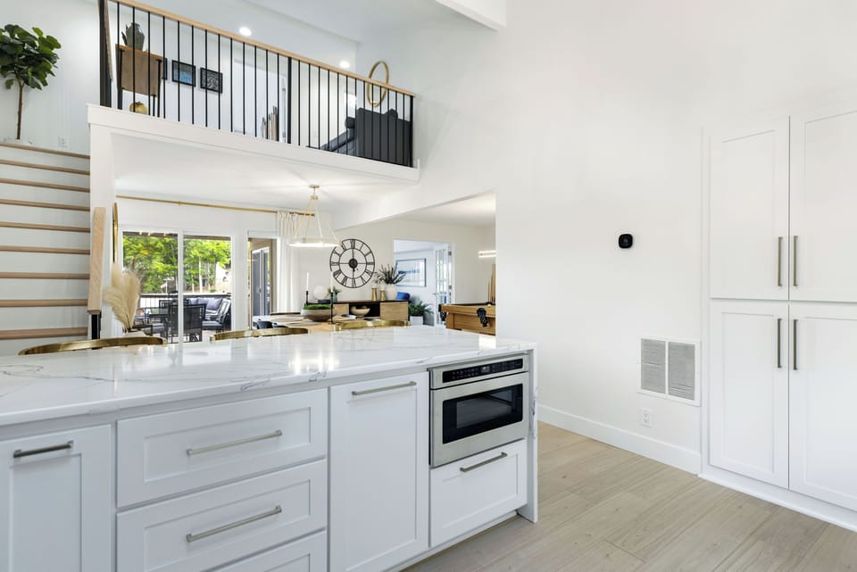 House, Multiple Beds, Patio (Lakeside Lux) | Private kitchen