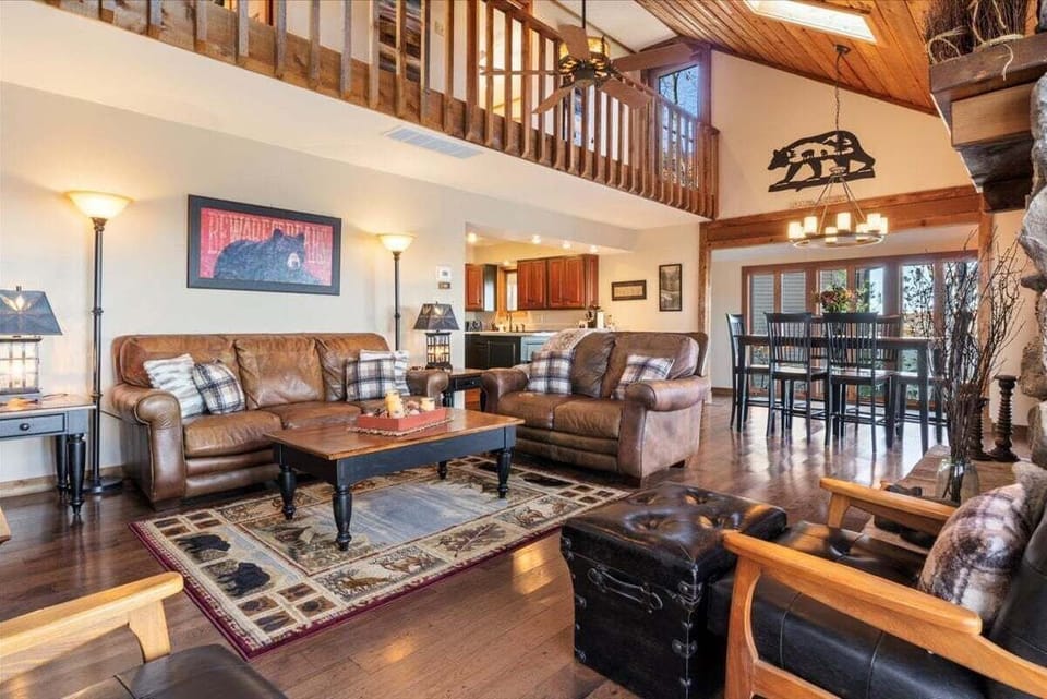 House, Multiple Beds, Patio (Cozy Digs Lake Lodge) | Living area