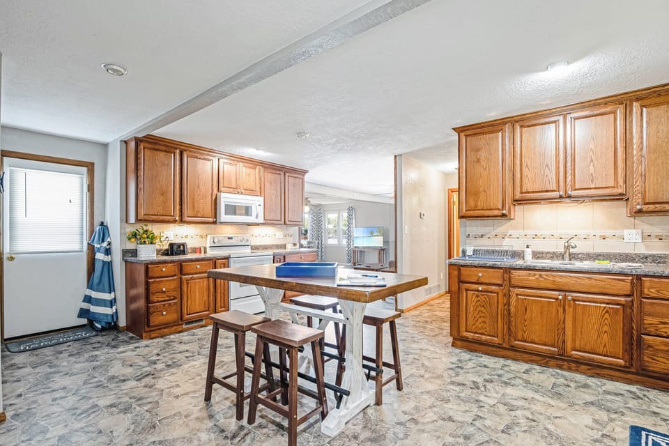 House, Multiple Beds, Patio (Mimosa Escape) | Private kitchen