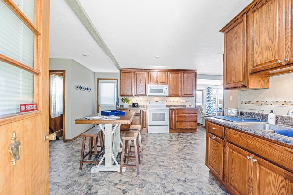 House, Multiple Beds, Patio (Mimosa Escape) | Private kitchen