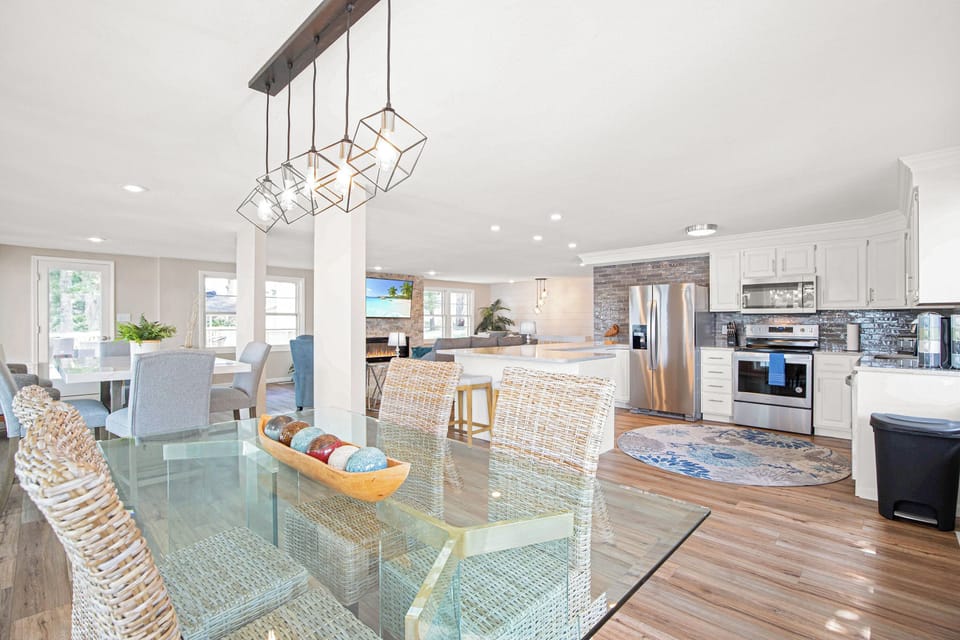 House, Multiple Beds, Patio (High Tide) | 5 bedrooms, individually decorated, individually furnished, bed sheets