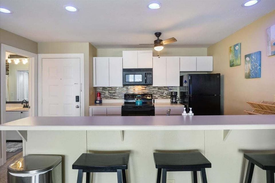 Condo, Multiple Beds, Patio (Hawk's Hideout) | Private kitchen
