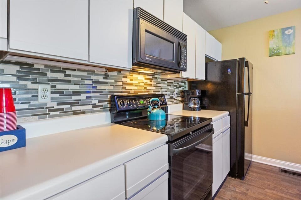 Condo, Multiple Beds, Patio (Hawk's Hideout) | Private kitchen