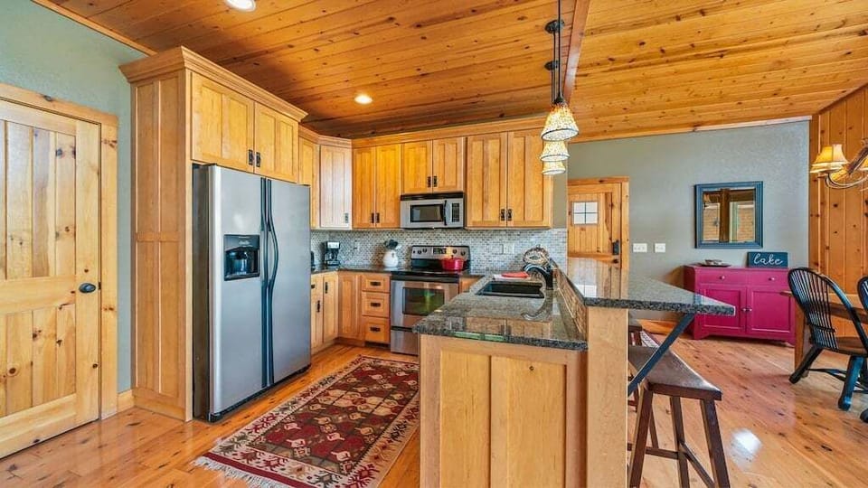 House, Multiple Beds, Hot Tub (Elk Lodge At The Lake) | Private kitchen