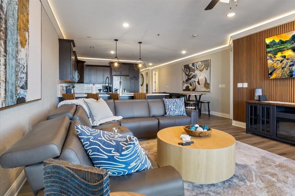 Condo, Multiple Beds, Patio (Luxury Lakeview Oasis) | Living area