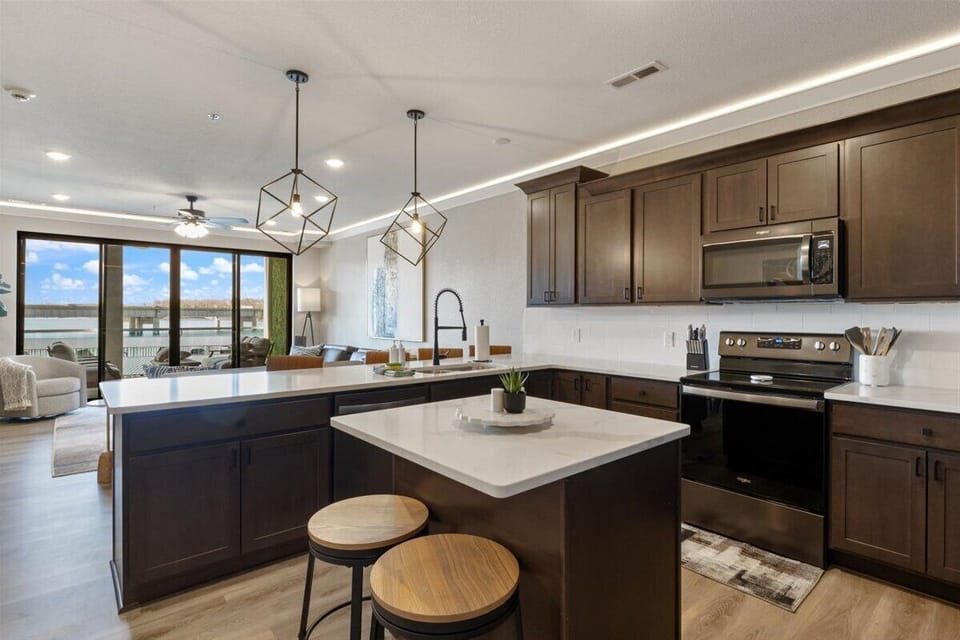 Condo, Multiple Beds, Patio (Luxury Lakeview Oasis) | Private kitchen