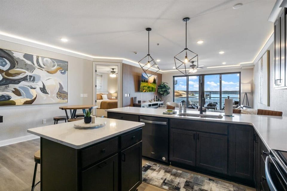 Condo, Multiple Beds, Patio (Luxury Lakeview Oasis) | Private kitchen