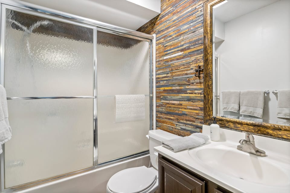 Stunning Views, Inviting Pools, and Endless Fun! Apartment in Osage Beach