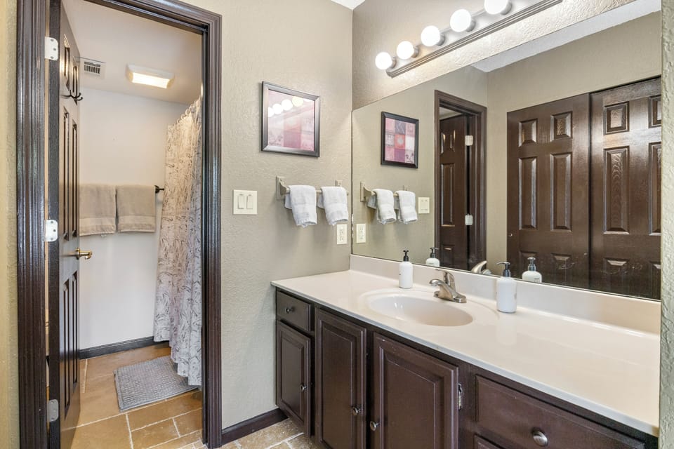 Stunning Views, Inviting Pools, and Endless Fun! Apartment in Osage Beach