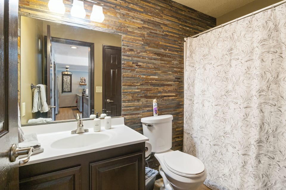 Stunning Views, Inviting Pools, and Endless Fun! Apartment in Osage Beach