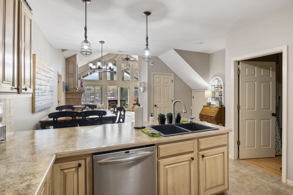 House, Multiple Beds, Patio (Huckleberry Hill Haven) | Private kitchen