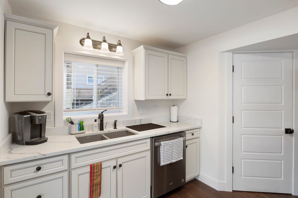 House, Multiple Beds, Patio (Missouri Belle) | Private kitchen