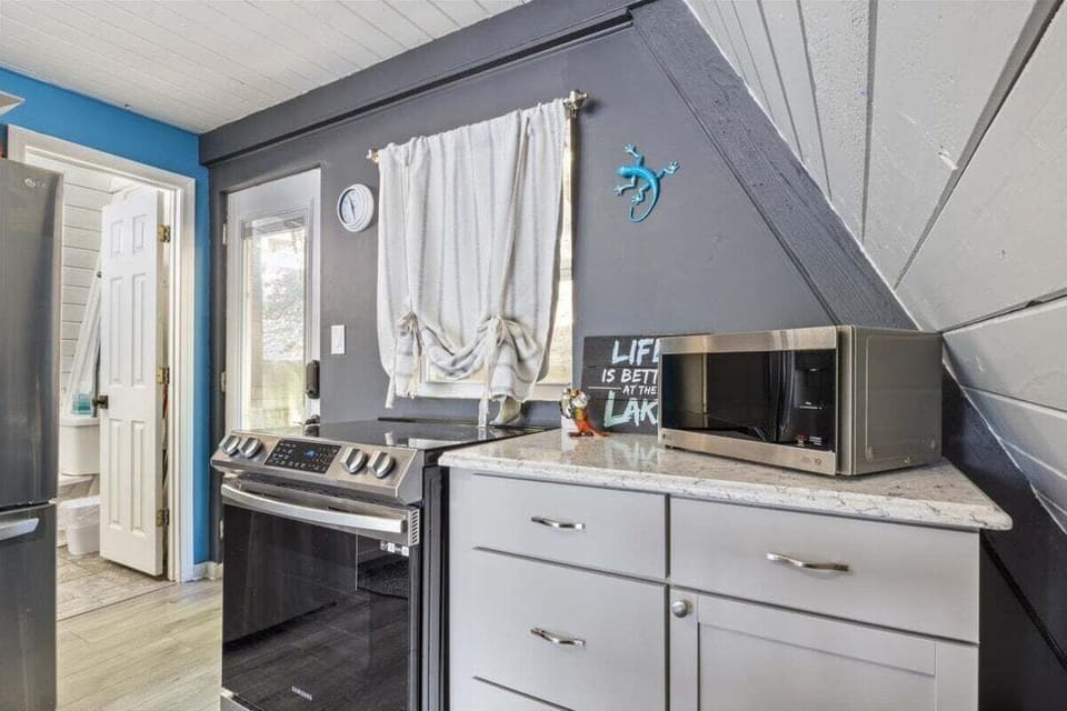House, Multiple Beds, Patio (Changes In Attitude) | Private kitchen