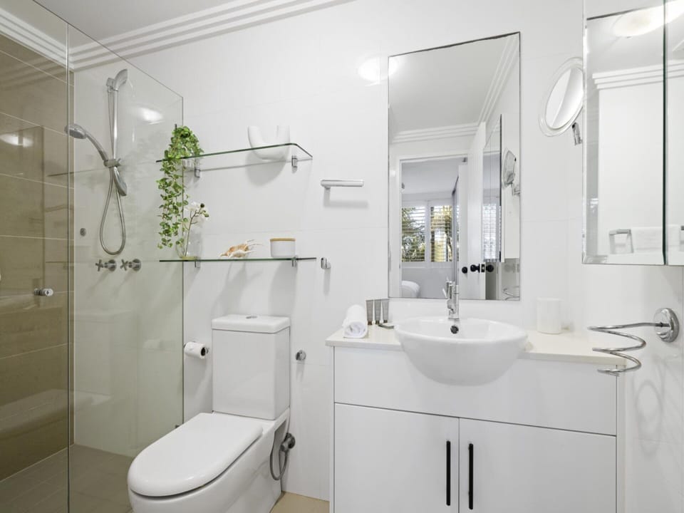 Apartment | Bathroom | Bathtub, hair dryer, towels, soap