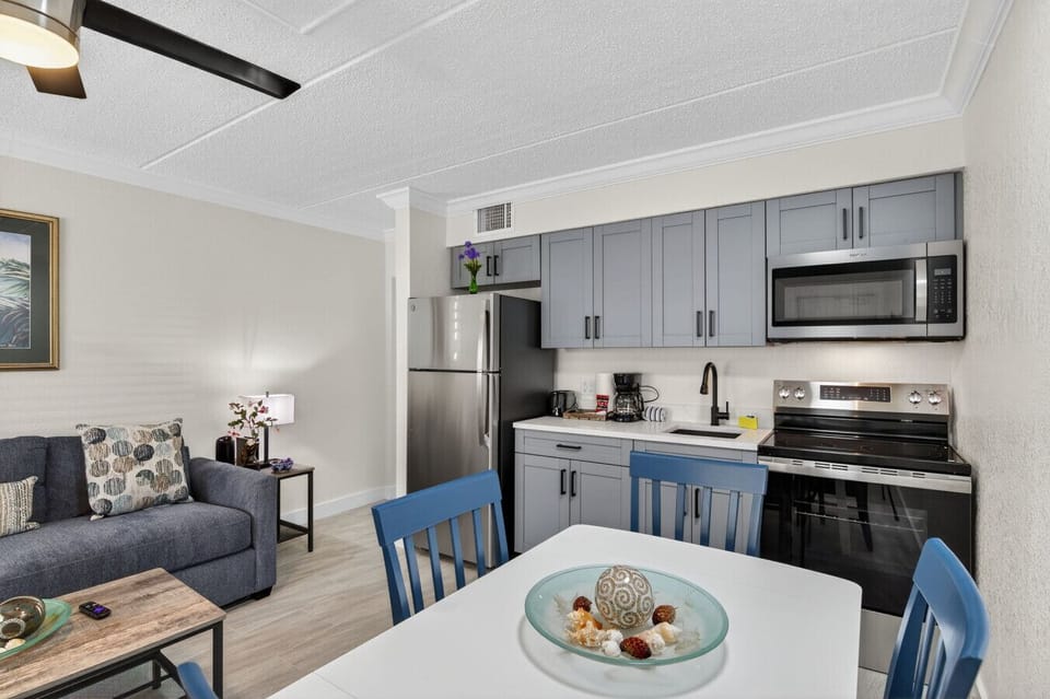 Another view of the well-equipped kitchen, offering a practical layout for everyday meals.