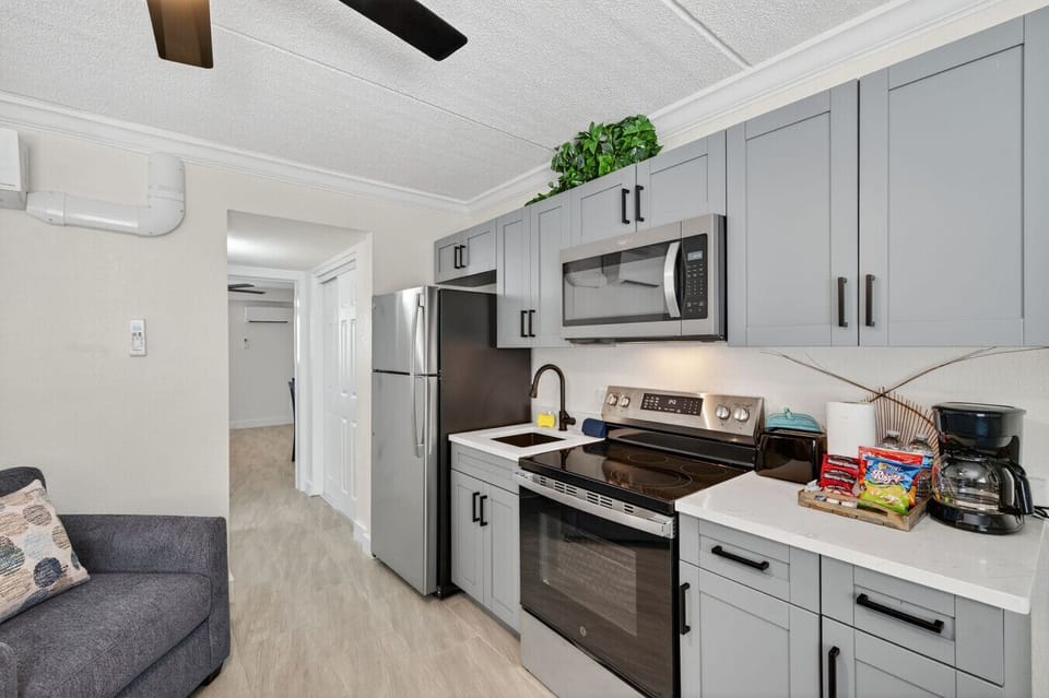 Modern kitchen setup w/ full-size stove & thoughtful prep space