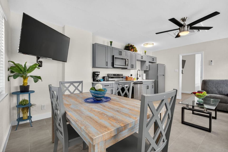 Open dining area w/ a farmhouse-style table, perfect for shared meals & relaxed gatherings.