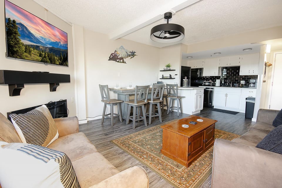 Settle into Silver Creek 1319, a charming retreat perfectly poised to host your next mountain getaway.