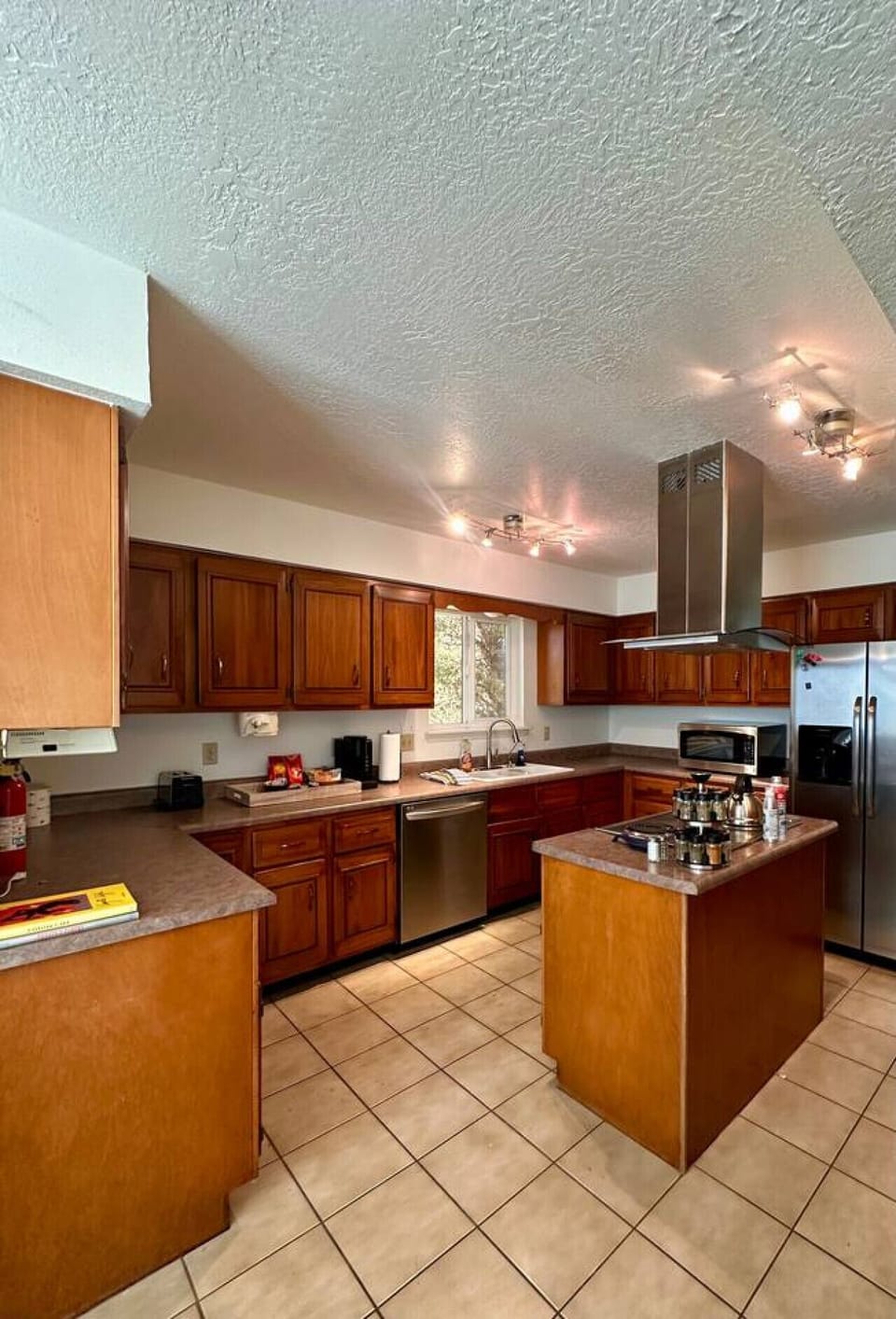 Kitchen - Fridge, Stove Top Island, Dishwasher, Microwave, and MORE!
