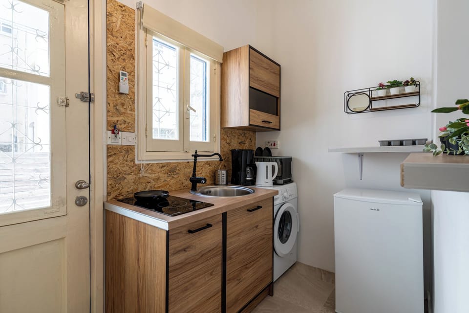 Studio, 2 Twin Beds, Kitchenette, City View | Private kitchenette | Coffee/tea maker, mini-fridge, stovetop, electric kettle