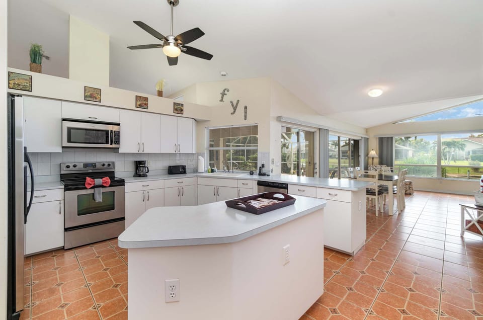 Large kitchen w/ ample counter space for cooking great meals together